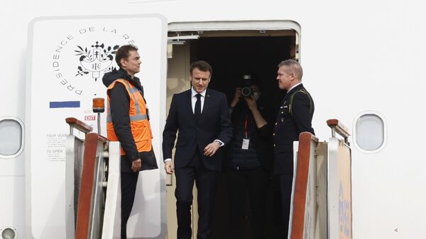 O presidente francês Emmanuel Macron chega ao Aeroporto Internacional da Capital de Pequim, China - Sputnik Brasil