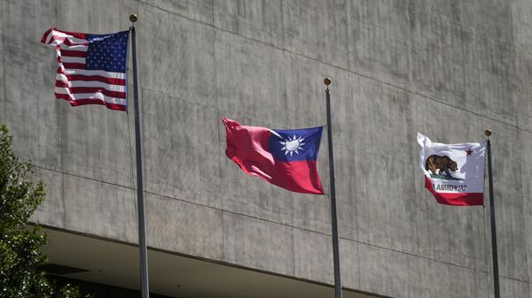 Da esquerda para a direita, bandeiras dos EUA, de Taiwan e da Califórnia hasteadas do lado de fora do Westin Hotel, na ocasião da hospedagem da presidente taiwanesa, Tsai Ing-wen, em Los Angeles, em 4 de abril de 2023 - Sputnik Brasil
