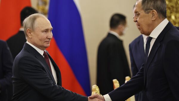 O presidente russo, Vladimir Putin, cumprimenta o ministro das Relações Exteriores da Rússia, Sergey Lavrov, antes da Rússia - China conversa no Kremlin em Moscou, Rússia, 21 de março de 2023 - Sputnik Brasil