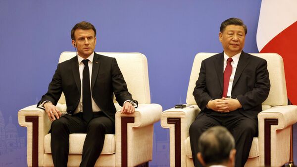 O presidente francês Emmanuel Macron, à esquerda, e o presidente chinês Xi Jinping participam de uma reunião do conselho empresarial franco-chinês em Pequim, 6 de abril de 2023. - Sputnik Brasil