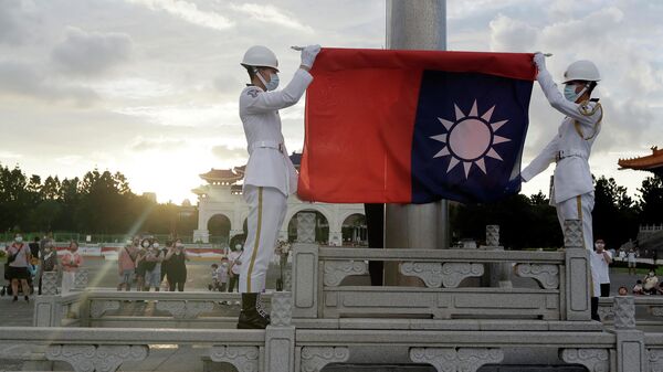 Dois soldados dobram a bandeira de Taiwan durante a cerimônia diária da bandeira na Praça da Liberdade no Memorial Chiang Kai-shek em Taipé, Taiwan, 30 de julho de 2022 - Sputnik Brasil