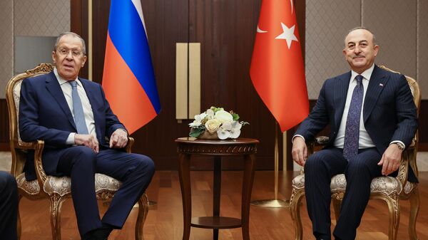 Sergei Lavrov, ministro das Relações Exteriores russo (à esquerda) e Mevlut Cavusoglu, seu homólogo turco, durante reunião em Ancara - Sputnik Brasil