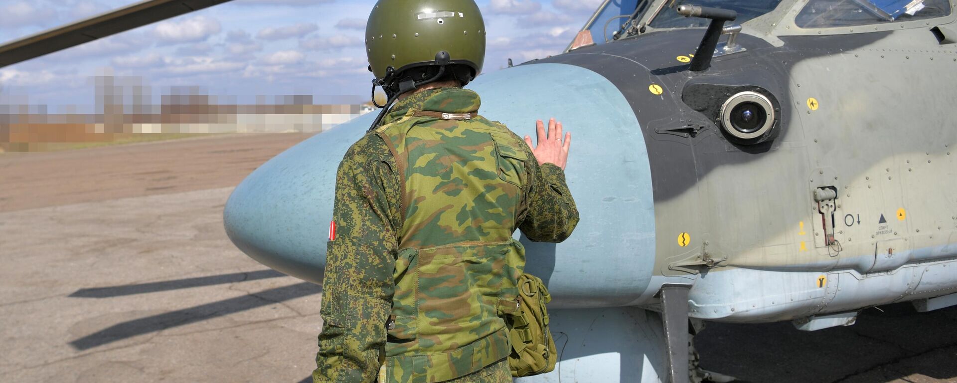 Piloto junto de helicóptero Ka-52 das Forças Armadas da Rússia na zona da operação militar especial, foto publicada em 28 de março de 2023 - Sputnik Brasil, 1920, 07.04.2023