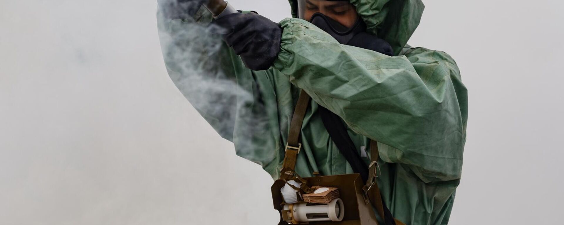 Soldado de proteção química-biológica de radiação verifica a presença de substâncias tóxicas na atmosfera (imagem de arquivo) - Sputnik Brasil, 1920, 07.04.2023