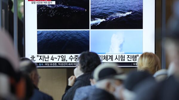 Tela televisiva mostra combinação de imagens exibindo o novo drone subaquático Haeil-2, da agência norte-coreana KCNA, na Estação Ferroviária de Seul, Seul, Coreia do Sul, 8 de abril de 2023 - Sputnik Brasil