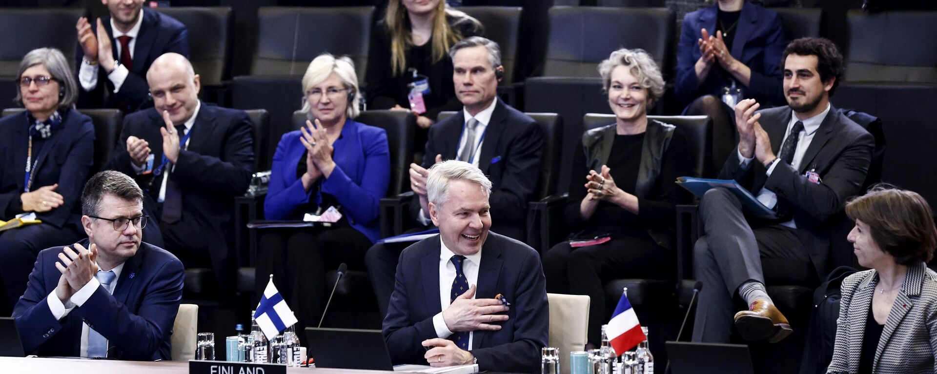 Chanceler da Finlândia, Pekka Haavisto (no centro) durante reunião na sede da OTAN com ministros das Relações Exteriores dos países-membros da aliança em Bruxelas, 4 de abril de 2023 - Sputnik Brasil, 1920, 10.04.2023