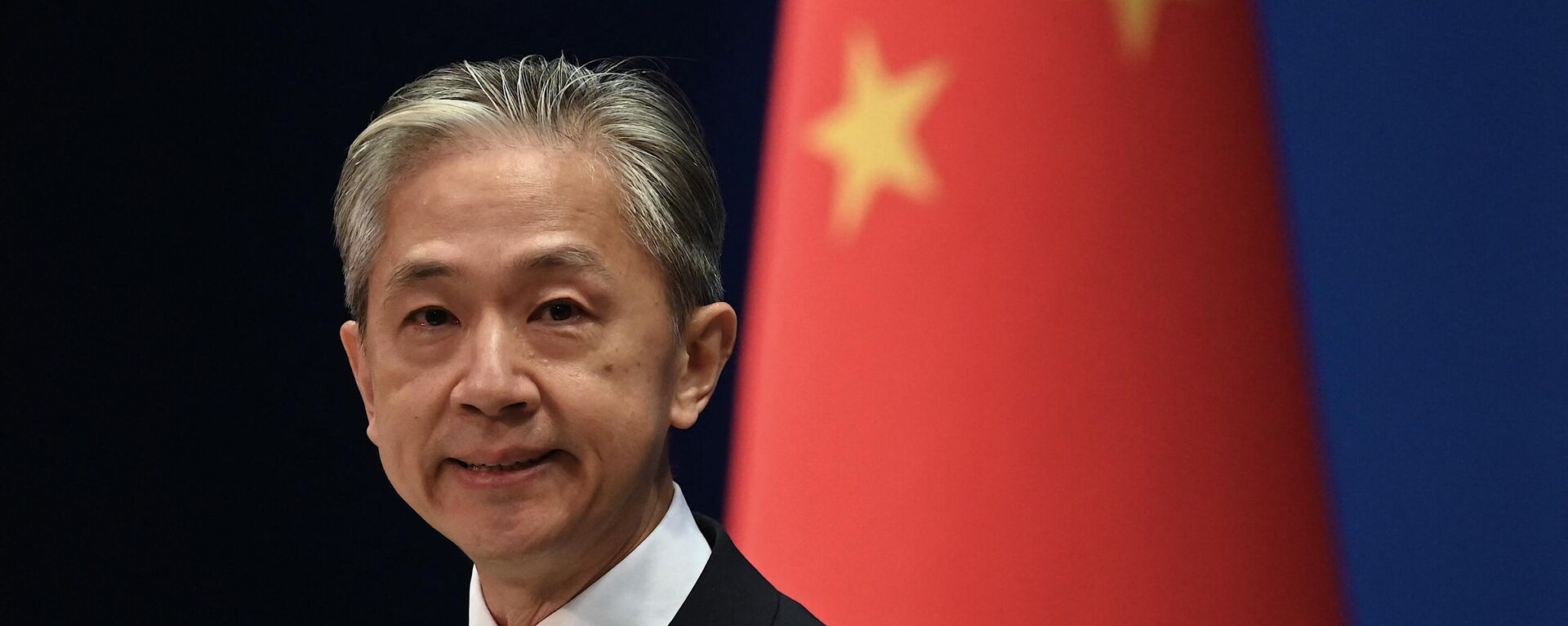 Wang Wenbin, porta-voz do Ministério das Relações Exteriores chinês, fala em coletiva de imprensa na sede do ministério em Pequim, China, 8 de agosto de 2022 - Sputnik Brasil, 1920, 10.04.2023