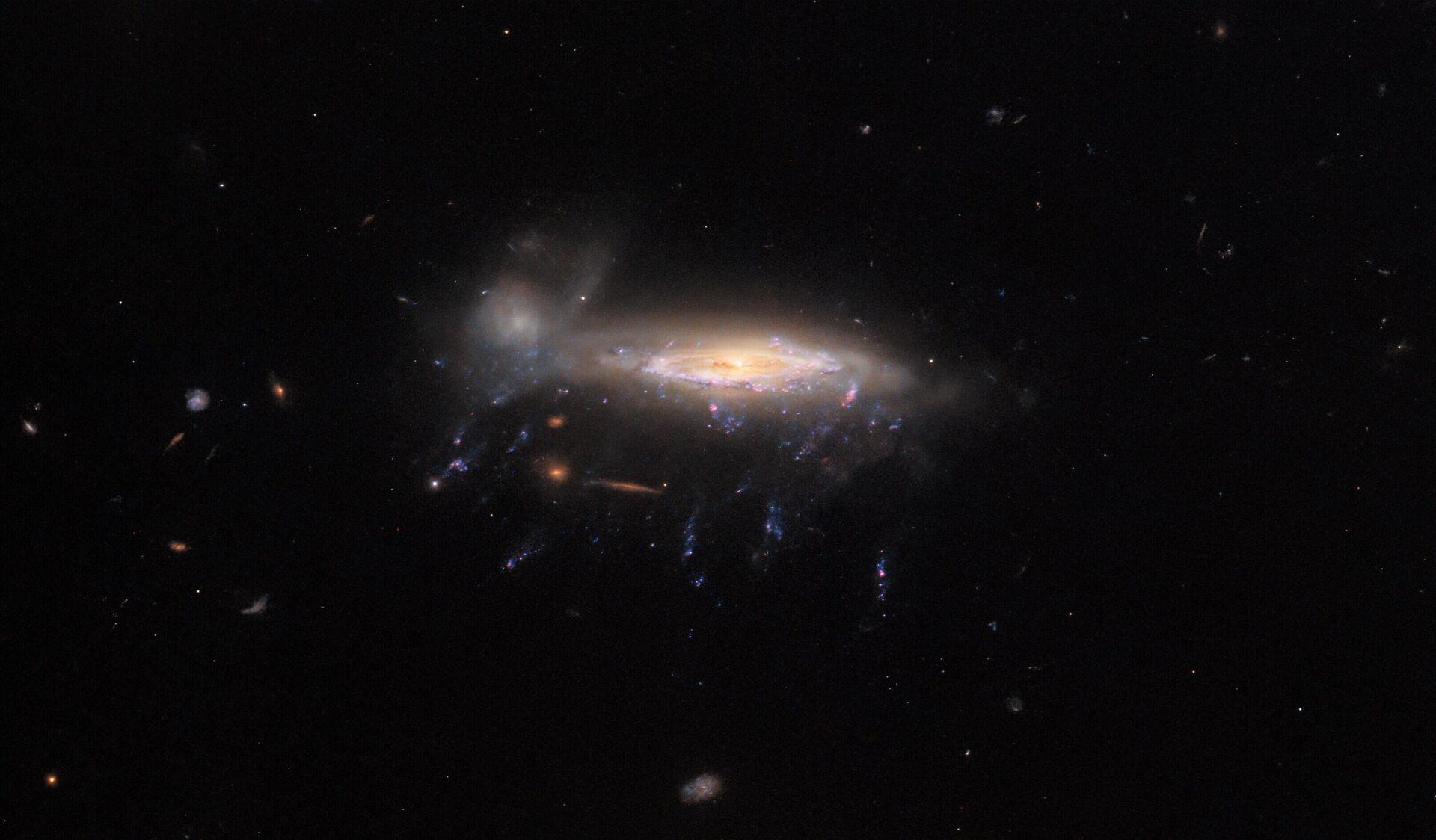 O Telescópio Espacial Hubble registrou uma intrigante galáxia água-viva, a JO204, localizada na constelação de Sextans, a aproximadamente 600 milhões de anos-luz da Terra - Sputnik Brasil, 1920, 11.04.2023