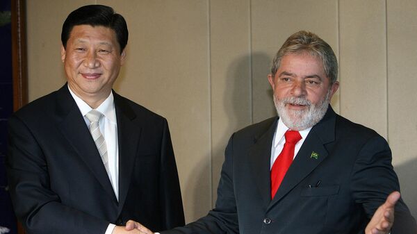 O então vice-presidente da China, Xi Jinping (E), cumprimenta o presidente Luiz Inácio Lula da Silva durante uma reunião em Brasília, Brasil, 19 de fevereiro de 2009 - Sputnik Brasil