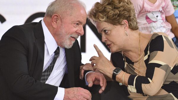 O presidente Luiz Inácio Lula da Silva e a ex-presidenta Dilma Rousseff em cerimônia de assinatura de decretos recriando o Programa Pró-Catador de materiais recicláveis, em Brasília, 13 de fevereiro de 2023. - Sputnik Brasil