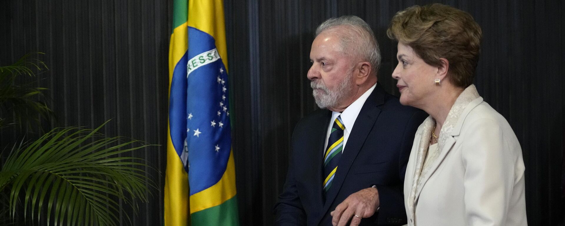 O presidente Luiz Inácio Lula da Silva e a ex-presidente Dilma Rousseff caminham de mãos dadas após cerimônia de juramento - Sputnik Brasil, 1920, 13.04.2023