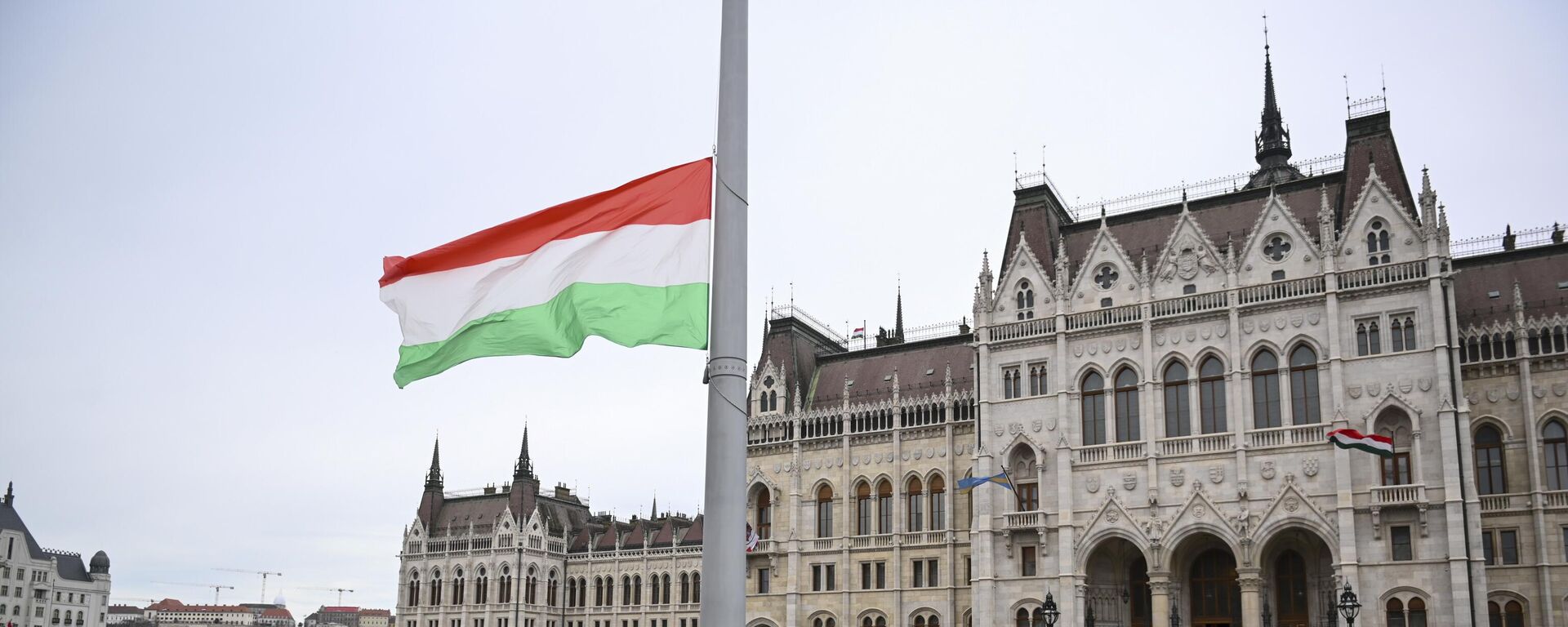 Guardas de honra húngaros içam a bandeira nacional em frente ao edifício do Parlamento, em Budapeste. Hungria, 15 de março de 2023 - Sputnik Brasil, 1920, 11.03.2024