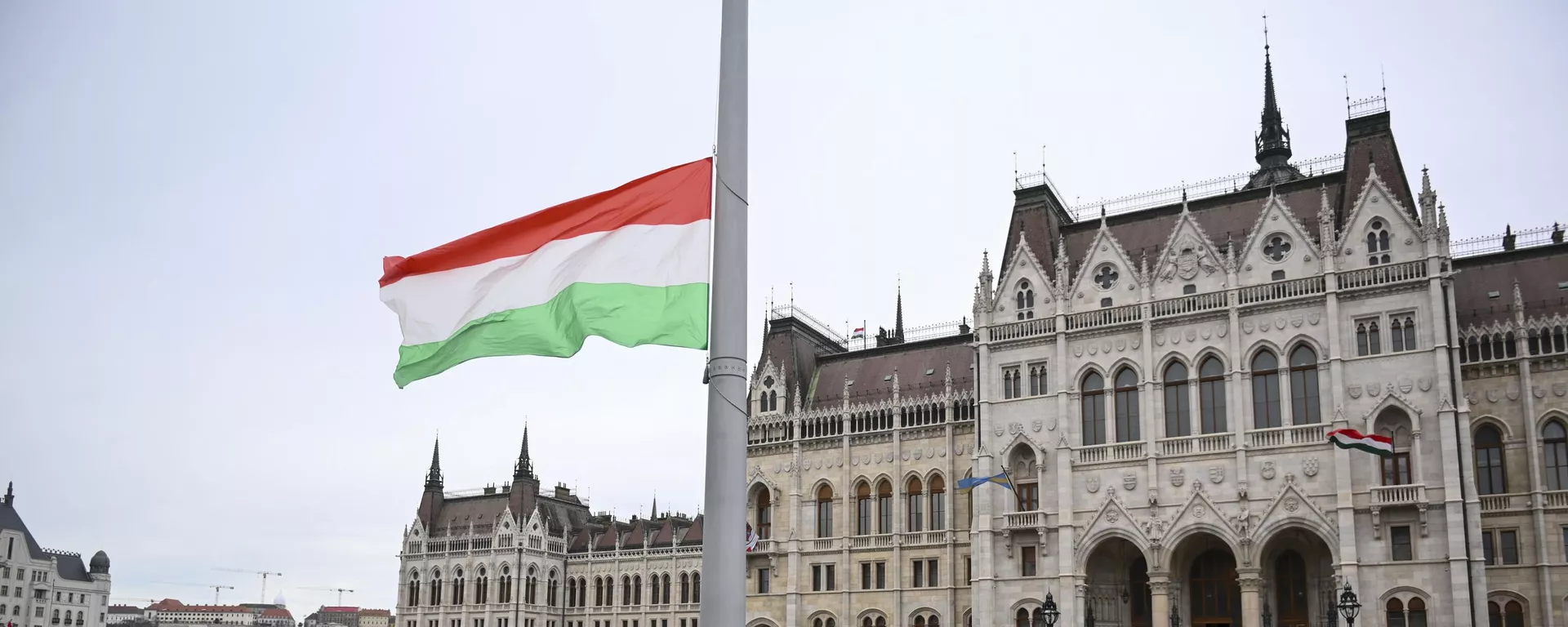 Guardas de honra húngaros içam a bandeira nacional em frente ao edifício do Parlamento, em Budapeste. Hungria, 15 de março de 2023 - Sputnik Brasil, 1920, 26.07.2024