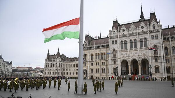 Guardas de honra húngaros içam a bandeira nacional em frente ao edifício do Parlamento em Budapeste. Hungria, 15 de março de 2023 - Sputnik Brasil