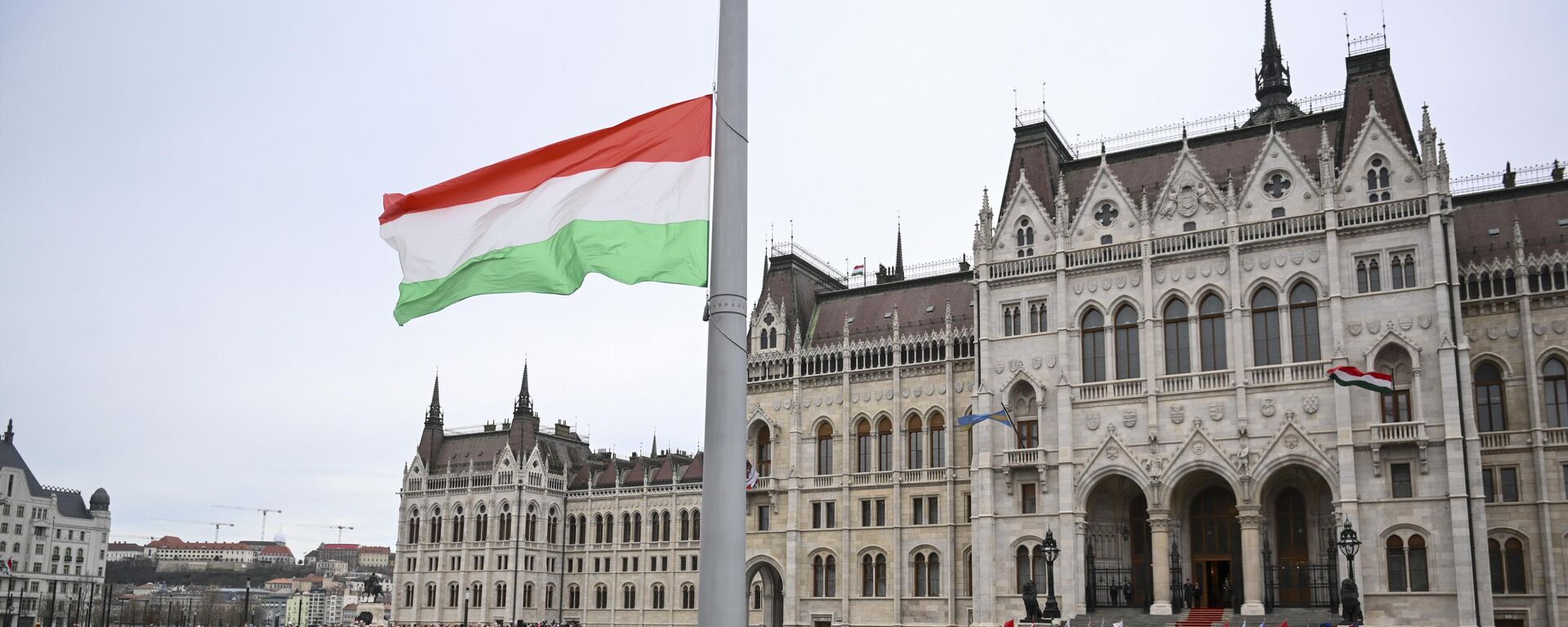 Guardas de honra húngaros içam a bandeira nacional em frente ao edifício do Parlamento em Budapeste. Hungria, 15 de março de 2023 - Sputnik Brasil, 1920, 12.12.2023