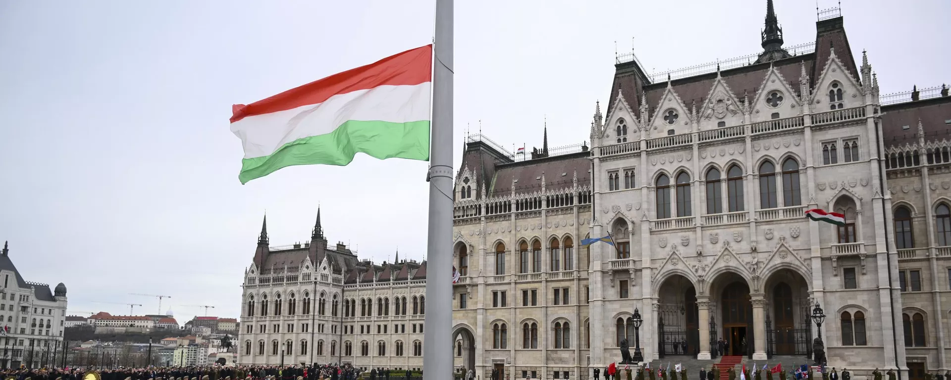 Guardas de honra húngaros içam a bandeira nacional em frente ao edifício do Parlamento, em Budapeste. Hungria, 15 de março de 2023 - Sputnik Brasil, 1920, 26.07.2024