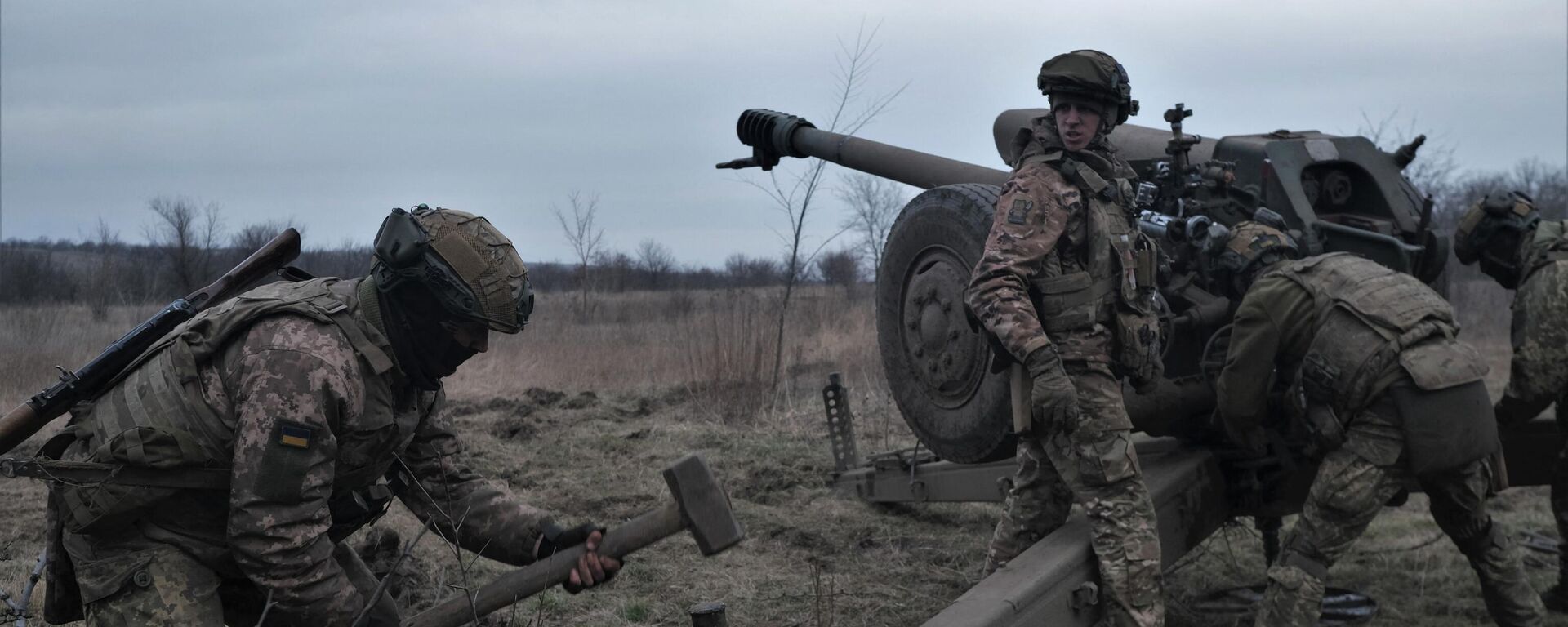 Soldados ucranianos preparam um obus D-30 para disparar contra as posições russas perto de Artyomovsk, leste da Ucrânia, 21 de março de 2023 - Sputnik Brasil, 1920, 13.04.2023