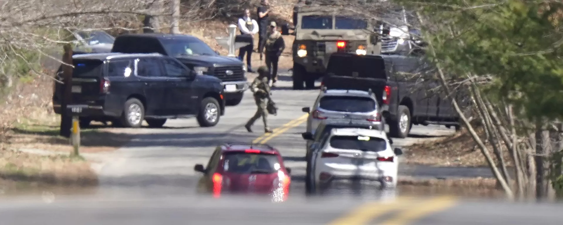 Membros da polícia se reúnem em uma estrada, 13 de abril de 2023, em Dighton, estado de Massachusetts, perto de onde agentes do FBI convergiram para a casa de um membro da Guarda Aérea Nacional de Massachusetts que surgiu como a principal pessoa de interesse na divulgação de documentos militares altamente confidenciais sobre a Ucrânia. - Sputnik Brasil, 1920, 14.04.2023