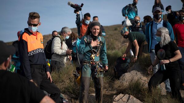 A atleta espanhola Beatriz Flamini reage ao sair de uma caverna em Los Gauchos, perto de Motril, em 14 de abril de 2023, depois de passar 500 dias no interior dela.  - Sputnik Brasil