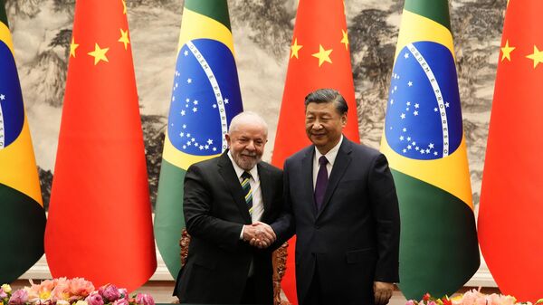 O presidente chinês Xi Jinping (R) e o presidente brasileiro Luiz Inácio Lula da Silva apertam as mãos após uma cerimônia de assinatura no Grande Salão do Povo em Pequim em 14 de abril de 2023 - Sputnik Brasil