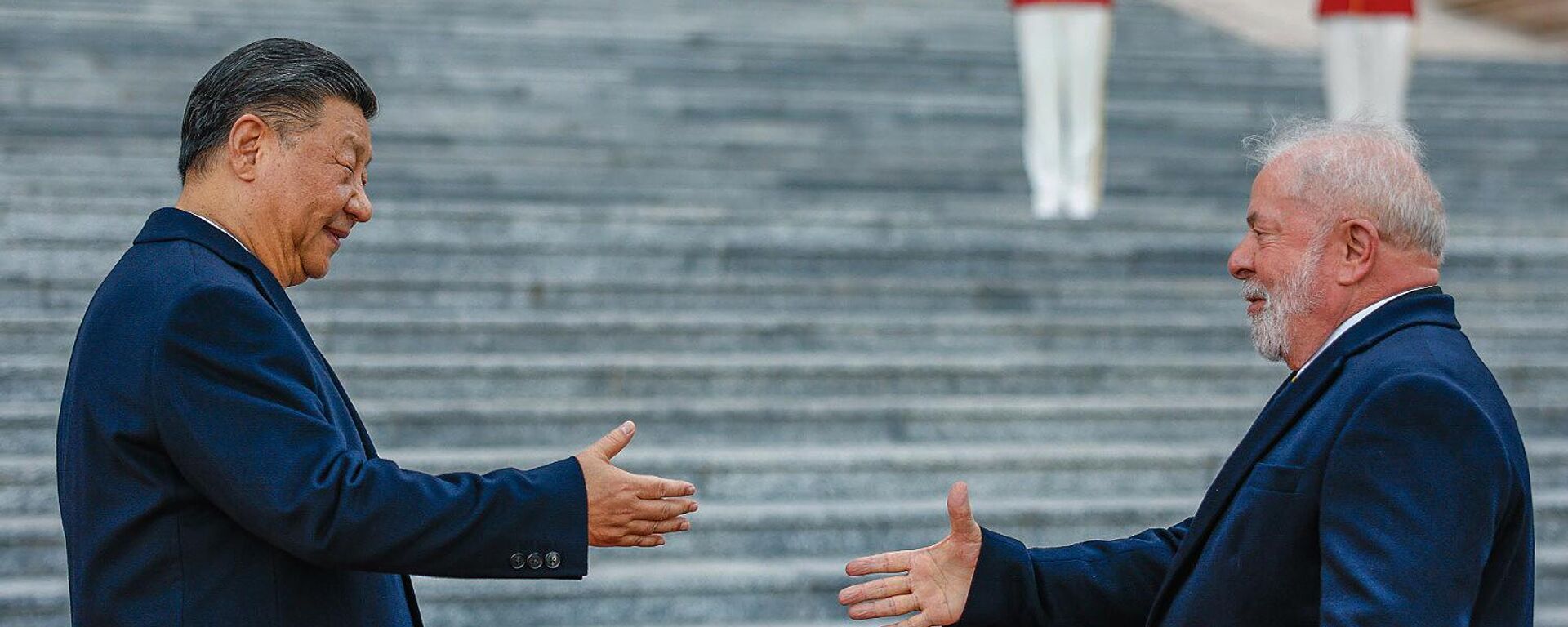 O presidente da China, Xi Jinping, recebe o presidente brasileiro, Luiz Inácio Lula da Silva, no Grande Palácio do Povo. Pequim, 14 de abril de 2023 O presidente da China, Xi Jinping, recebe o presidente brasileiro, Luiz Inácio Lula da Silva, no Grande Palácio do Povo. Pequim, 14 de abril de 2023 - Sputnik Brasil, 1920, 09.12.2024