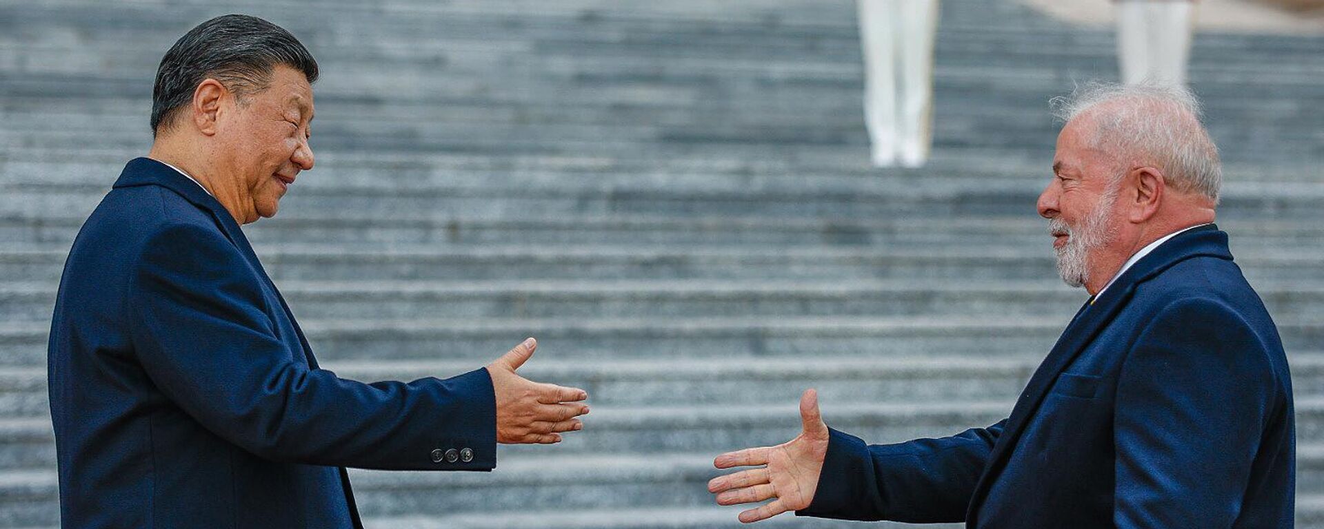 O presidente da China, Xi Jinping, recebe o presidente brasileiro, Luiz Inácio Lula da Silva, no Grande Palácio do Povo. Pequim, 14 de abril de 2023 O presidente da China, Xi Jinping, recebe o presidente brasileiro, Luiz Inácio Lula da Silva, no Grande Palácio do Povo. Pequim, 14 de abril de 2023 - Sputnik Brasil, 1920, 09.12.2024