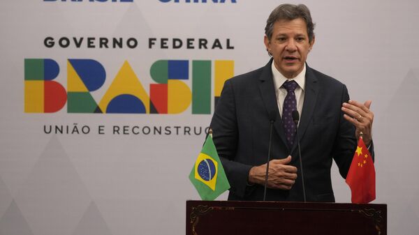 O ministro da Fazenda do Brasil, Fernando Haddad, fala à mídia na embaixada brasileira em Pequim, 14 de abril de 2023 - Sputnik Brasil
