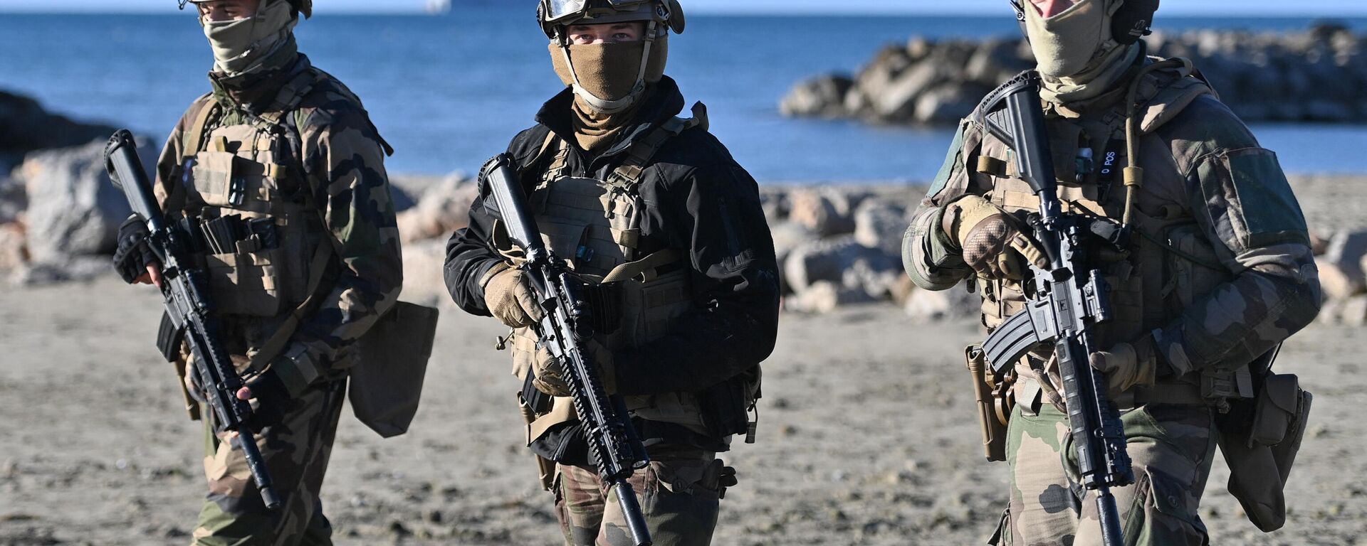Soldados franceses patrulham praia com fuzis HK416 durante grandes exercícios militares Orion em Frontignan, França, 26 de fevereiro de 2023 - Sputnik Brasil, 1920, 25.04.2024