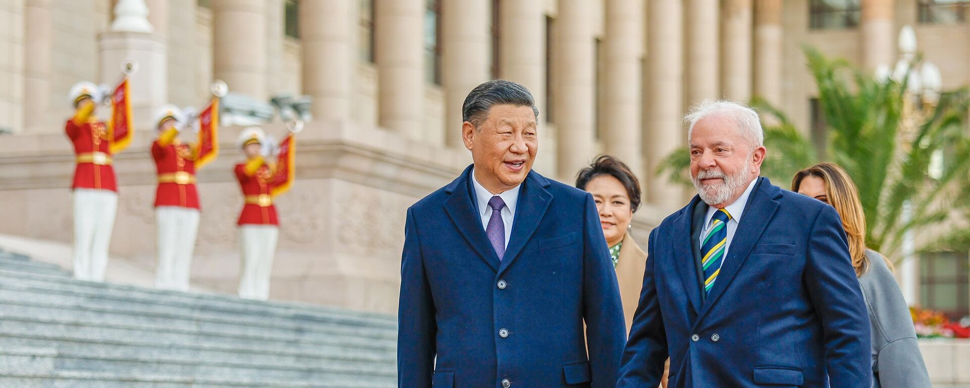 Os presidentes do Brasil, Luiz Inácio Lula da Silva, e da China, Xi Jinping, durante cerimônia oficial de recepção na China, em 14 de abril de 2023 - Sputnik Brasil, 1920, 15.10.2025