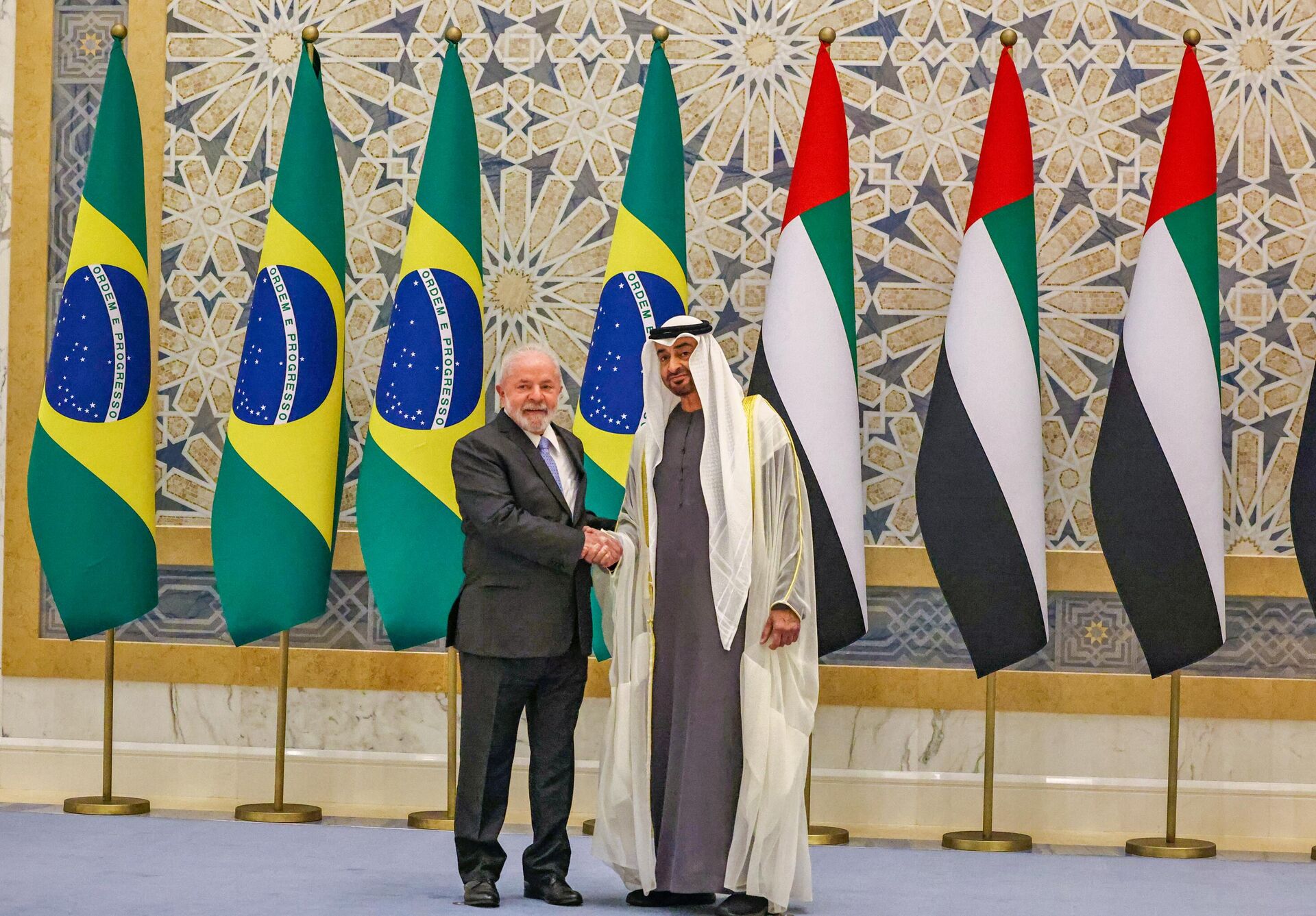 O presidente brasileiro, Luiz Inácio Lula da Silva, cumprimenta o sheik Mohamed bin Zayed Al Nahyan, seu homólogo dos Emirados Árabes Unidos, em 15 de abril de 2023 - Sputnik Brasil, 1920, 15.04.2023