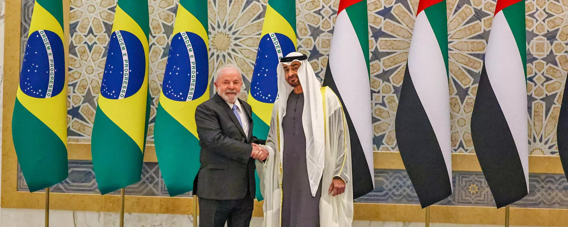 O presidente brasileiro, Luiz Inácio Lula da Silva, cumprimenta o sheik Mohamed bin Zayed Al Nahyan, seu homólogo dos Emirados Árabes Unidos, em 15 de abril de 2023 - Sputnik Brasil, 1920, 03.07.2024