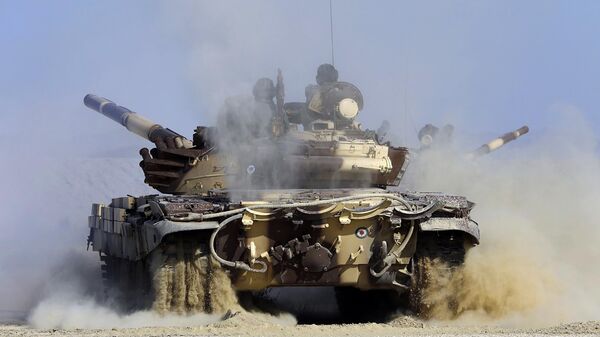 Tanques em ação durante manobras militares no Irã - Sputnik Brasil