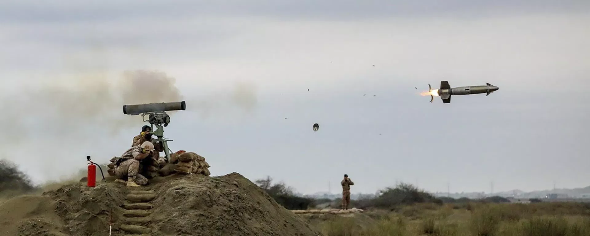 Militares iranianos lançam um míssil durante exercícios no golfo de Omã Militares iranianos lançam um míssil durante exercícios no golfo de Omã - Sputnik Brasil, 1920, 19.07.2026