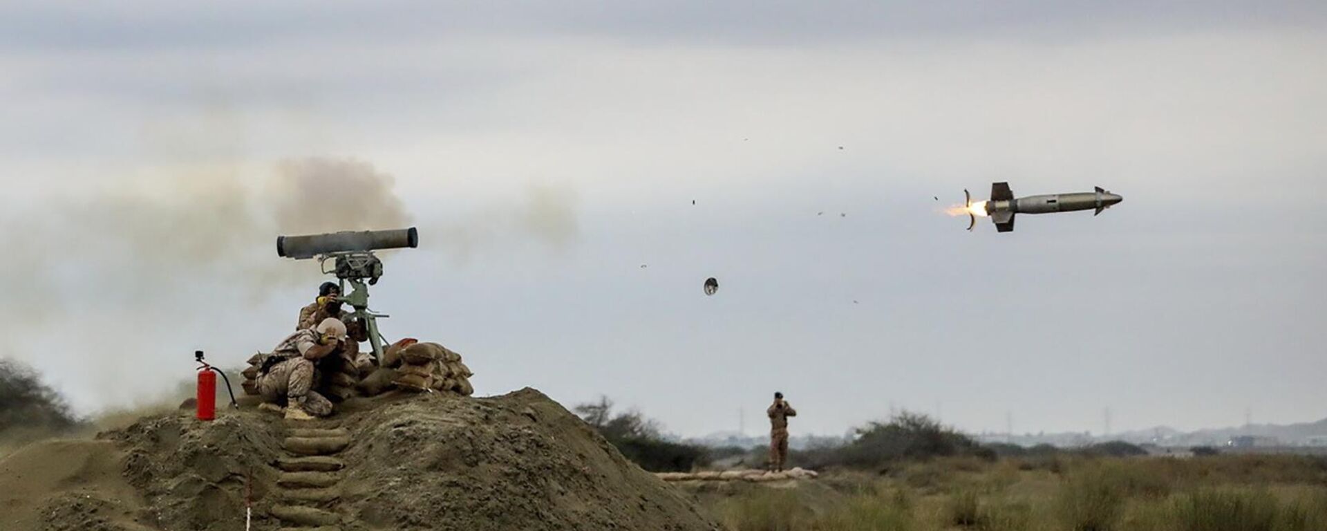 Militares iranianos lançam um míssil durante exercícios no golfo de Omã - Sputnik Brasil, 1920, 20.04.2026