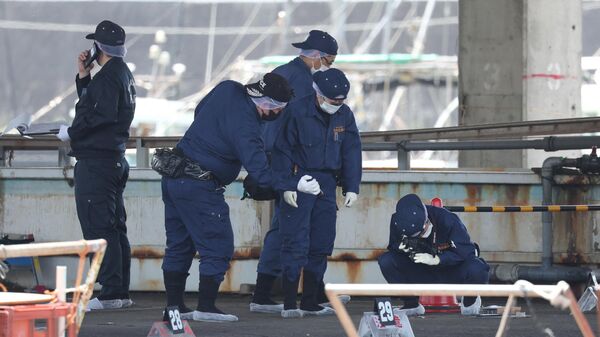 Policiais investigam porto de Saikazaki, de onde o premiê japonês Fumio Kishida foi evacuado após uma tentativa de assassinato, em Wakayama, Japão, 16 de abril de 2023 - Sputnik Brasil