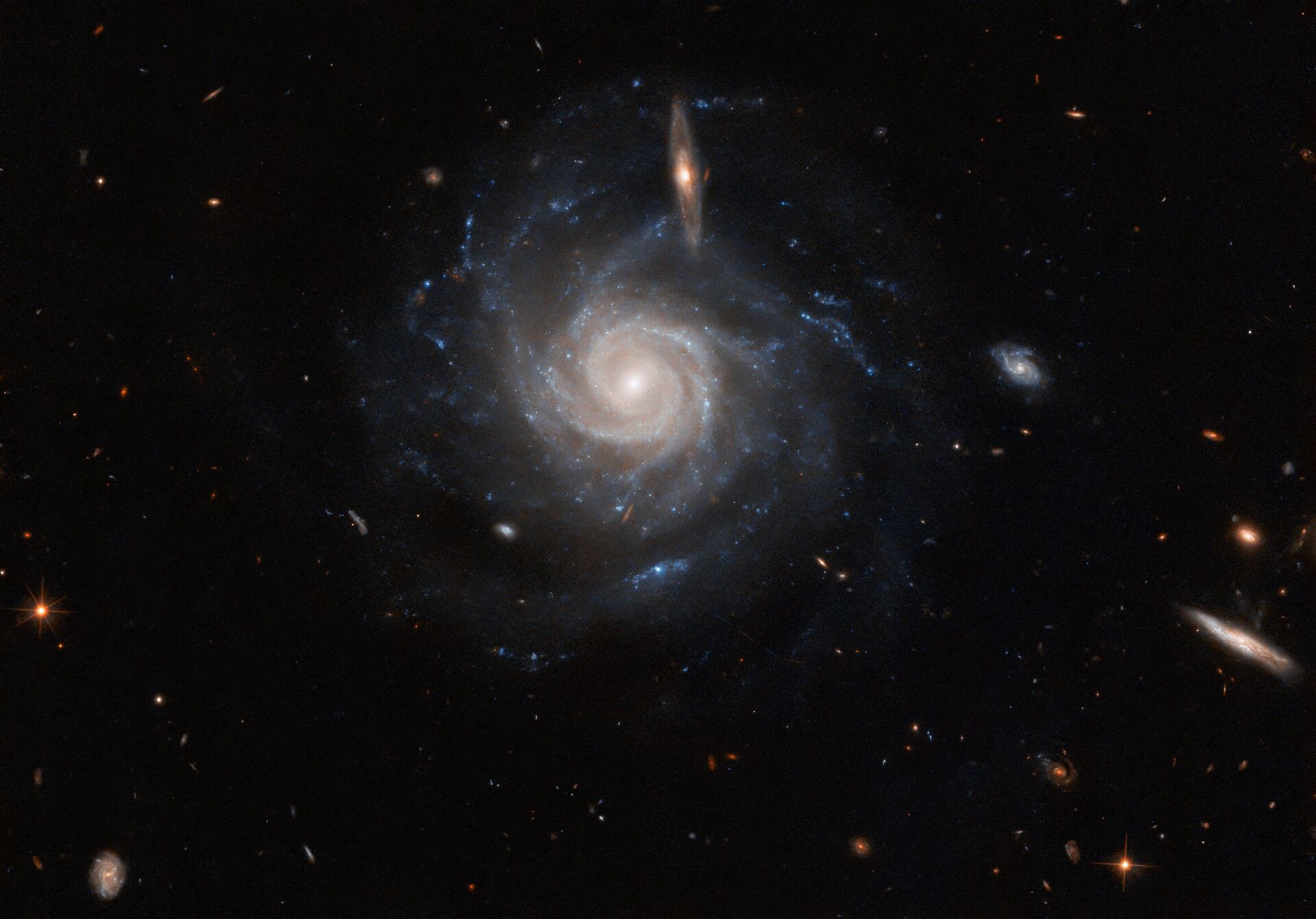 O Telescópio Espacial Hubble registrou a galáxia espiral barrada UGC 678, localizada no centro da imagem divulgada pela NASA, a 260 milhões de anos-luz da Terra, na constelação de Peixes - Sputnik Brasil, 1920, 17.04.2023