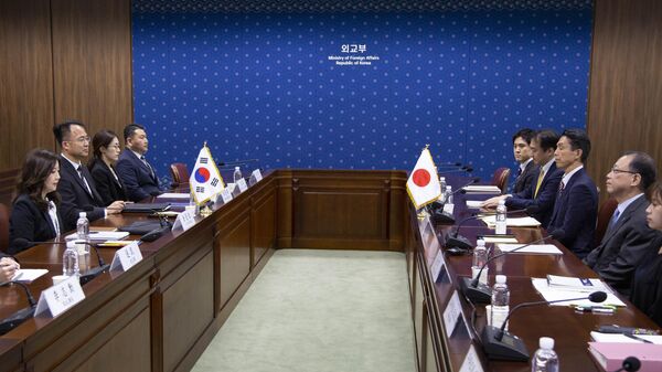 Japão e Coreia do Sul em conversa no Ministério das Relações Exteriores em Seul, 17 de abril de 2023 - Sputnik Brasil