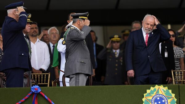 O presidente brasileiro, Luiz Inácio Lula da Silva (à direita), joga o cabelo para trás enquanto é saudado por comandantes militares durante uma cerimônia do Dia do Exército, em Brasília. Brasil, 19 de abril de 2023 - Sputnik Brasil