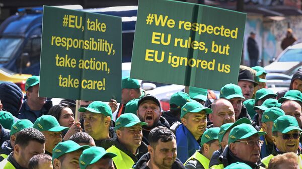 Agricultores romenos protestam em frente à sede da Comissão Europeia em Bucareste, em 7 de abril de 2023 - Sputnik Brasil