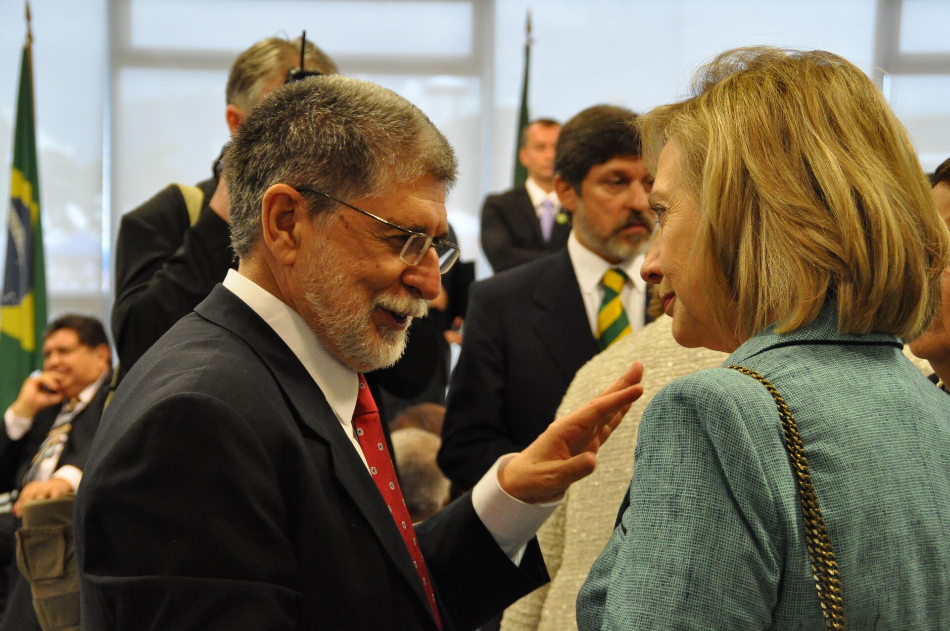 O então ministro Celso Amorim e a então secretária de Estado do EUA, Hillary Clinton, conversam no Palácio do Planalto, em 1º de janeiro de 2010 - Sputnik Brasil, 1920, 20.04.2023