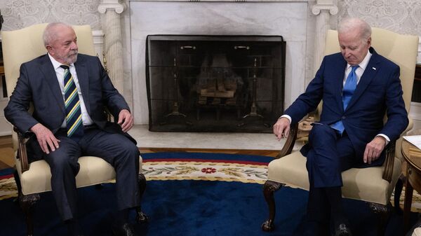 O presidente dos EUA Joe Biden se encontra com o presidente brasileiro Luiz Inácio Lula da Silva no Salão Oval da Casa Branca em Washington, DC, em 10 de fevereiro de 2023 - Sputnik Brasil