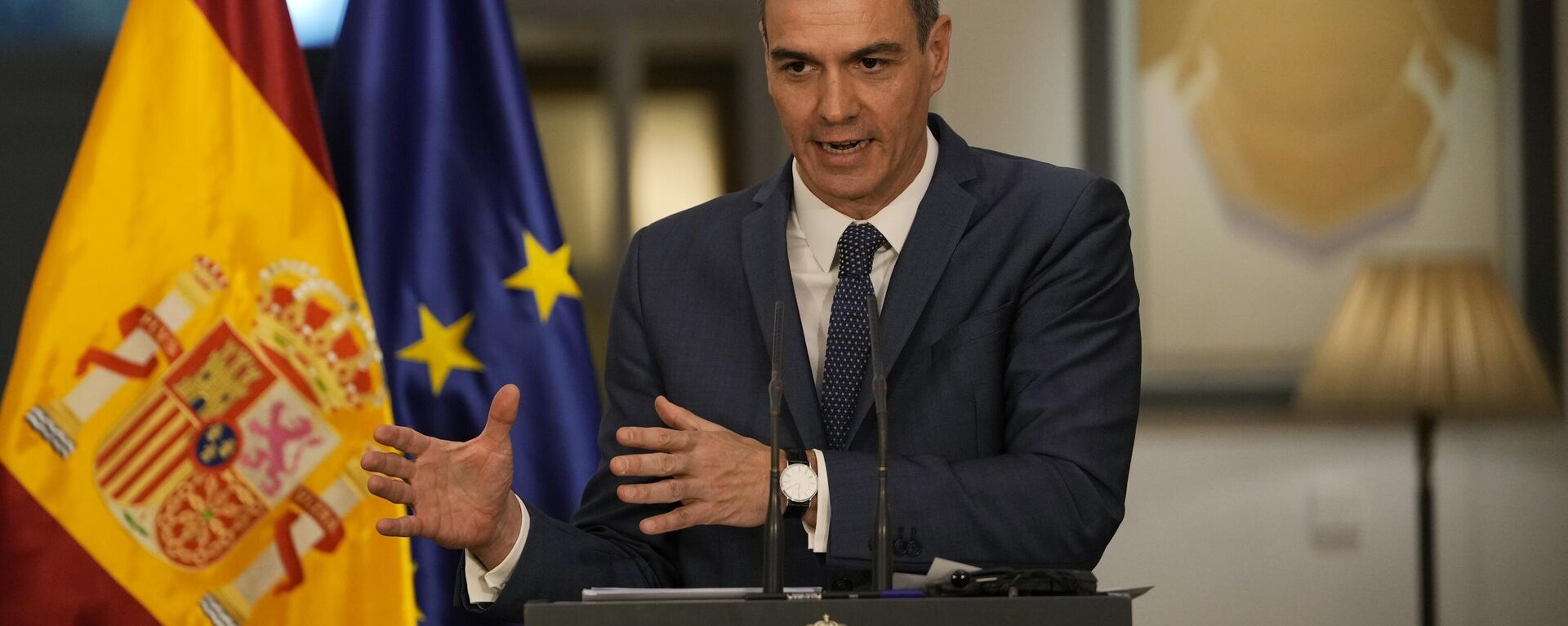 O primeiro-ministro espanhol, Pedro Sánchez fala durante uma conferência de imprensa realizada na embaixada espanhola em Pequim, 31 de março de 2023 - Sputnik Brasil, 1920, 11.09.2024