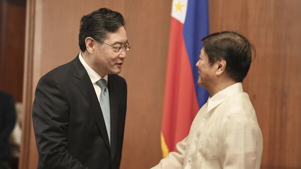 Ferdinand Marcos Jr., à direita, dá as boas-vindas ao ministro das Relações Exteriores da China, Qin Gang, no Palácio Malacañang em Manila, 22 de abril de 2023 - Sputnik Brasil