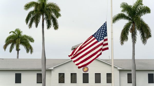 Bandeira tremula em homenagem a militares dos EUA e outras vítimas mortas no ataque terrorista em Cabul, Afeganistão, na Marine Corps Security Force Company, Base Naval da Baía de Guantánamo, Cuba, 27 de agosto de 2021 - Sputnik Brasil