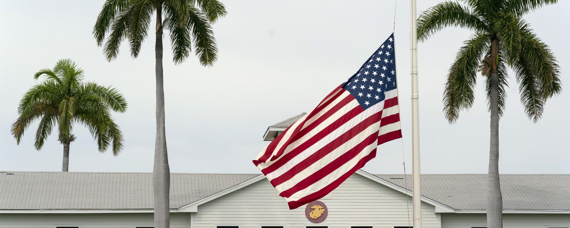 Bandeira tremula em homenagem a militares dos EUA e outras vítimas mortas no ataque terrorista em Cabul, Afeganistão, na Marine Corps Security Force Company, Base Naval da Baía de Guantánamo, Cuba, 27 de agosto de 2021 - Sputnik Brasil, 1920, 13.06.2024