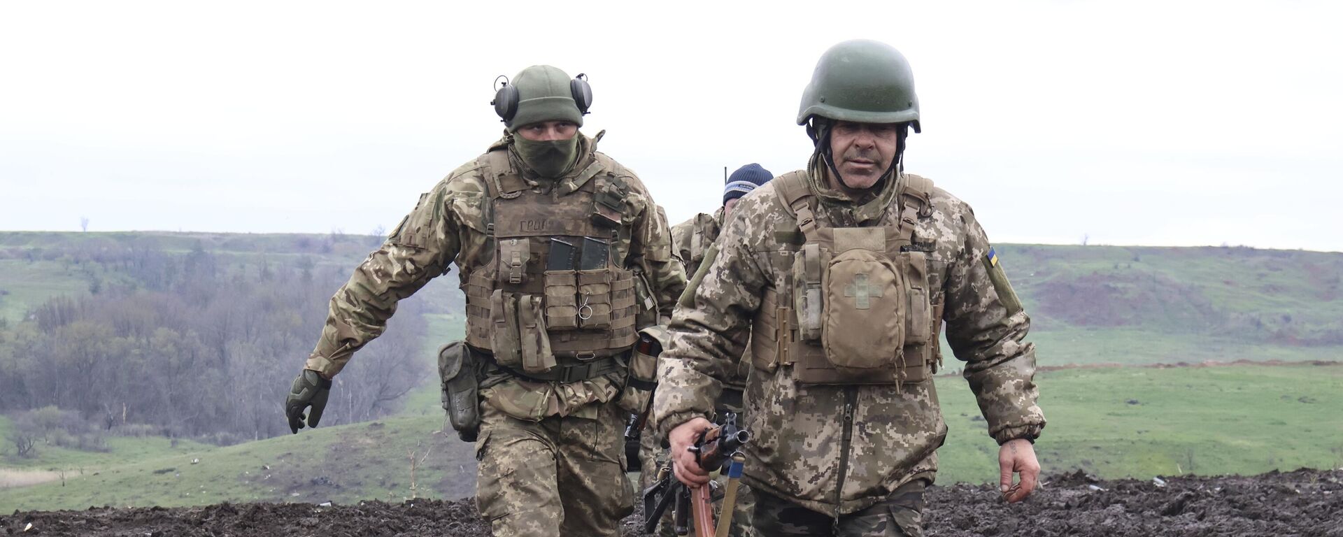 Soldados ucranianos caminham perto de sua posição na linha de frente na região de Donetsk, Ucrânia, 15 de abril de 2023. - Sputnik Brasil, 1920, 07.06.2024