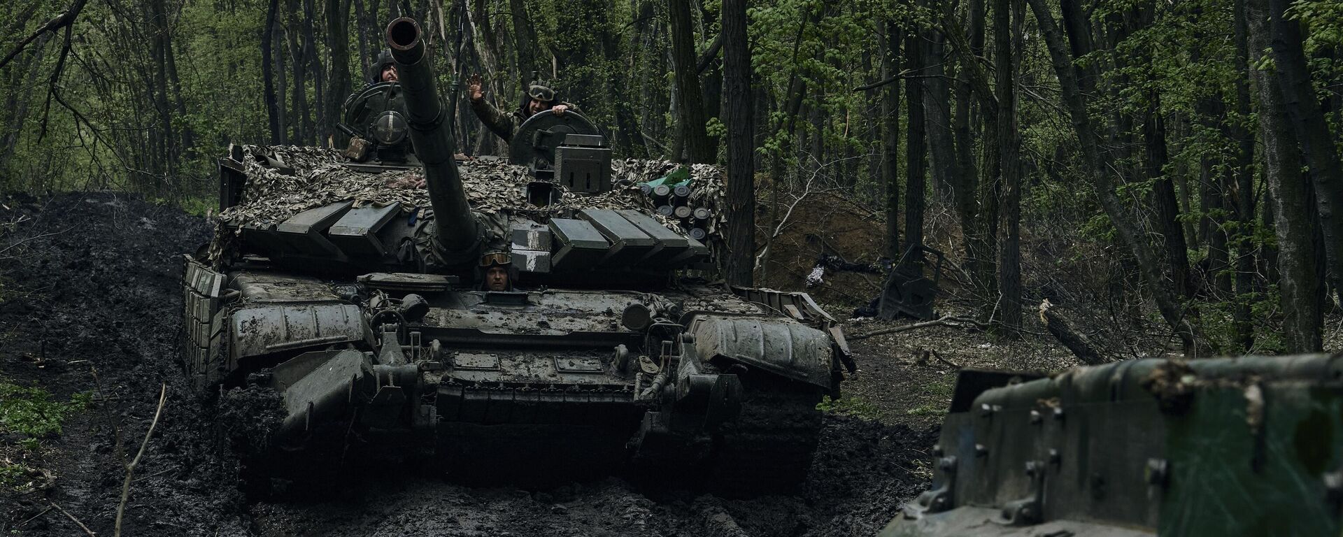 Soldados ucranianos acenam sobre um tanque que passa na linha de frente em Artyomovsk (Bakhmut, na versão ucraniana), região de Donetsk, Ucrânia, 23 de abril de 2023. - Sputnik Brasil, 1920, 01.05.2023