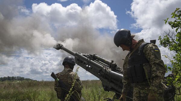Украинские военнослужащие ведут огонь из гаубицы M777. Архивное фото - Sputnik Brasil