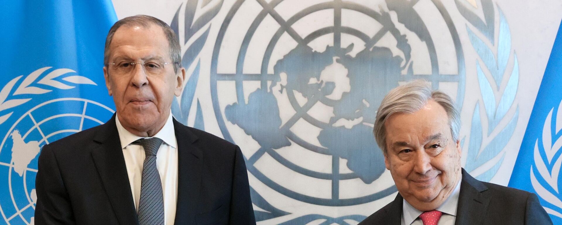 O ministro das Relações Exteriores russo, Sergei Lavrov (à esquerda), e o secretário-geral da Organização das Nações Unidas (ONU), António Guterres, durante reunião após sessão do Conselho de Segurança, em Nova York - Sputnik Brasil, 1920, 25.04.2023