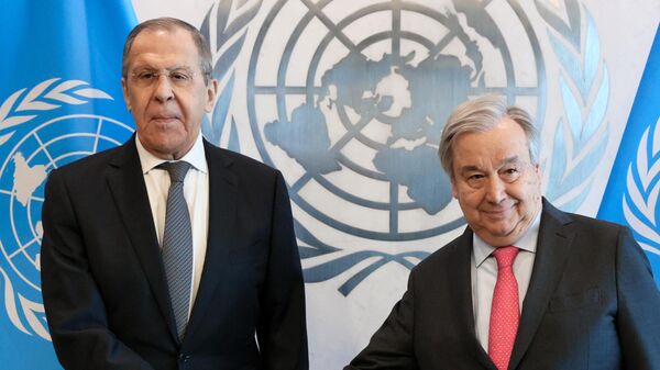 O ministro das Relações Exteriores russo, Sergei Lavrov (à esquerda), e o secretário-geral da Organização das Nações Unidas (ONU), António Guterres, durante reunião após sessão do Conselho de Segurança, em Nova York - Sputnik Brasil